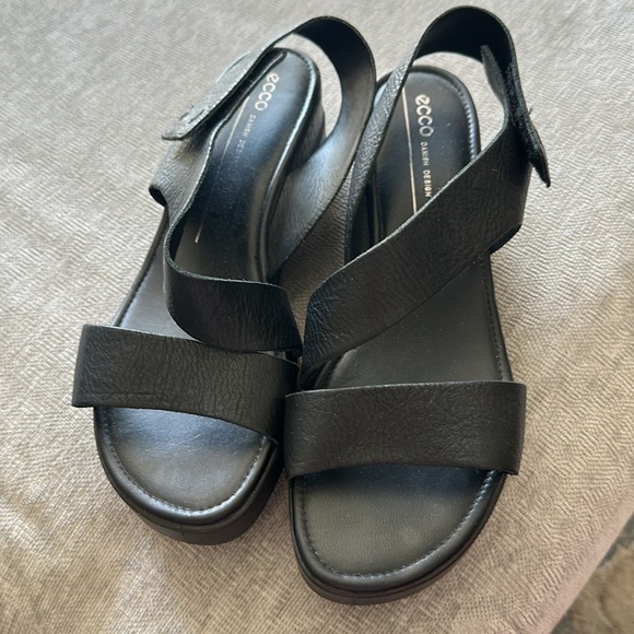 Ecco 39/8 Two Strap Black Sandal - Picture 3 of 8